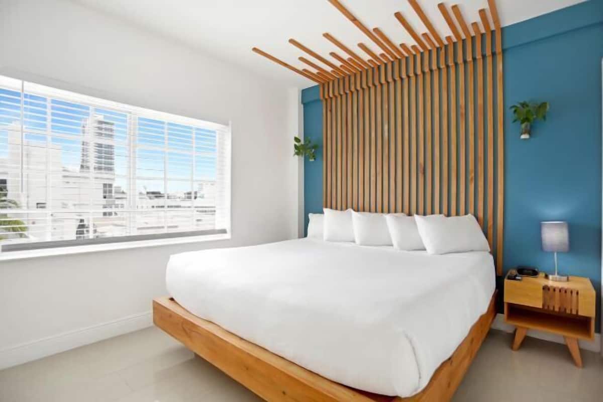 1 soveværelse, dundyner, pengeskab på værelset, lydisolering