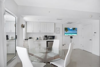 Studio, 2 Queen Beds, Kitchen | In-room dining at Hotel Belleza
