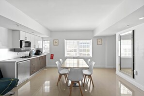 Premium Suite, 1 Bedroom, Kitchen, Corner | In-room dining