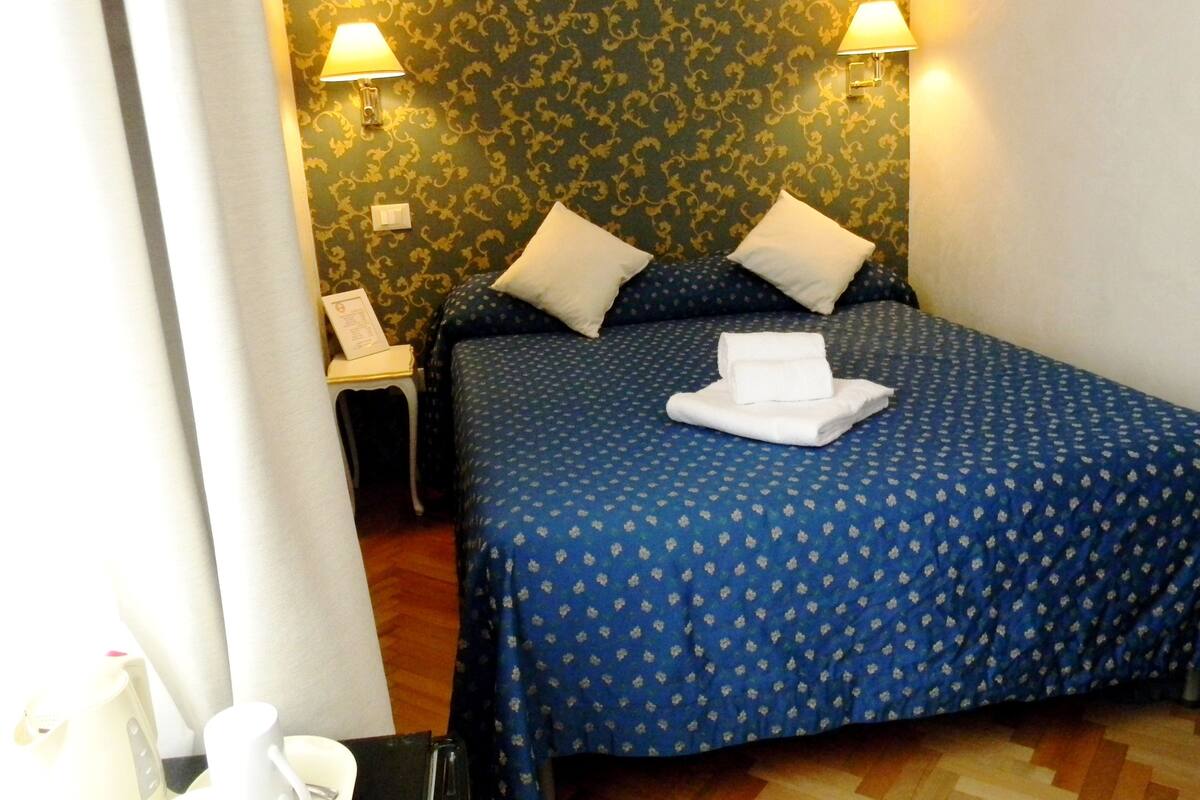 Single Room, 1 Bedroom | Minibar, in-room safe, blackout curtains, free WiFi
