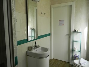 Deluxe Double Room | Bathroom | Shower, rainfall showerhead, free toiletries, hair dryer - Teatime (Rome)