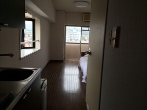 Hochwertige Bettwaren, Schreibtisch, Bügeleisen/Bügelbrett