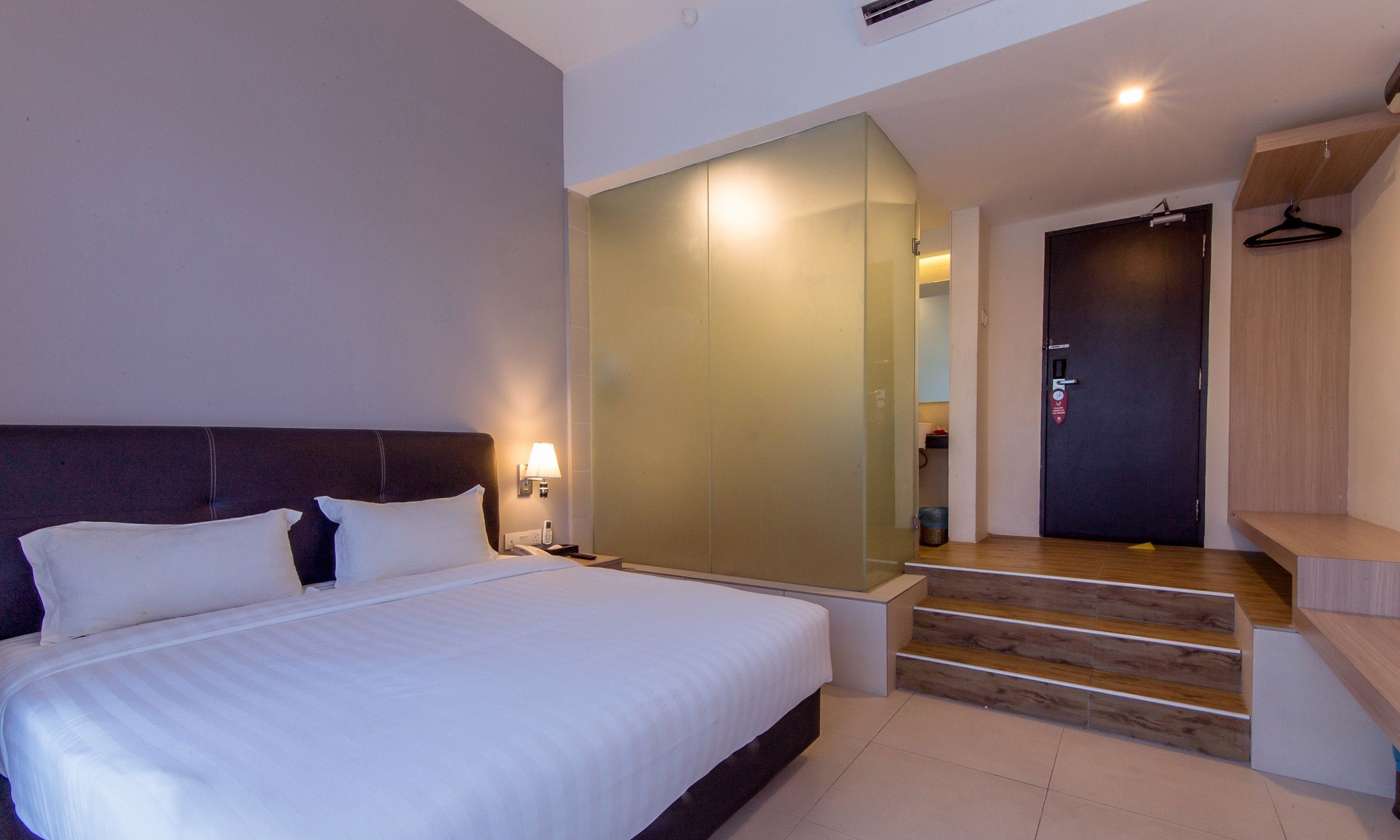 Deluxe Room, 1 King Bed | Desk, iron/ironing board, rollaway beds, free WiFi