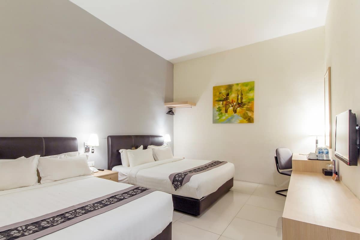 Habitación familiar, 2 camas de matrimonio | Escritorio, tabla de planchar con plancha, camas supletorias
