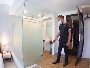 書桌、熨斗/熨衫板、摺床/加床 (收費)、免費 Wi-Fi