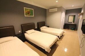 Habitación triple (Single 3 Pax (Hotel)) | Sábanas de algodón egipcio, ropa de cama de alta calidad y edredón 