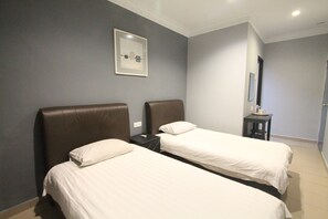 Egyptian cotton sheets, premium bedding, down duvets, memory-foam beds - Hotel Station 18 (Ipoh)