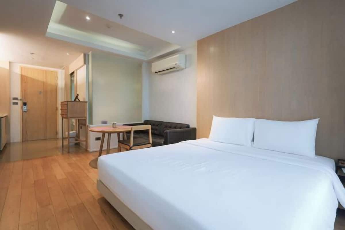1 habitación, caja de seguridad en la habitación y escritorio
