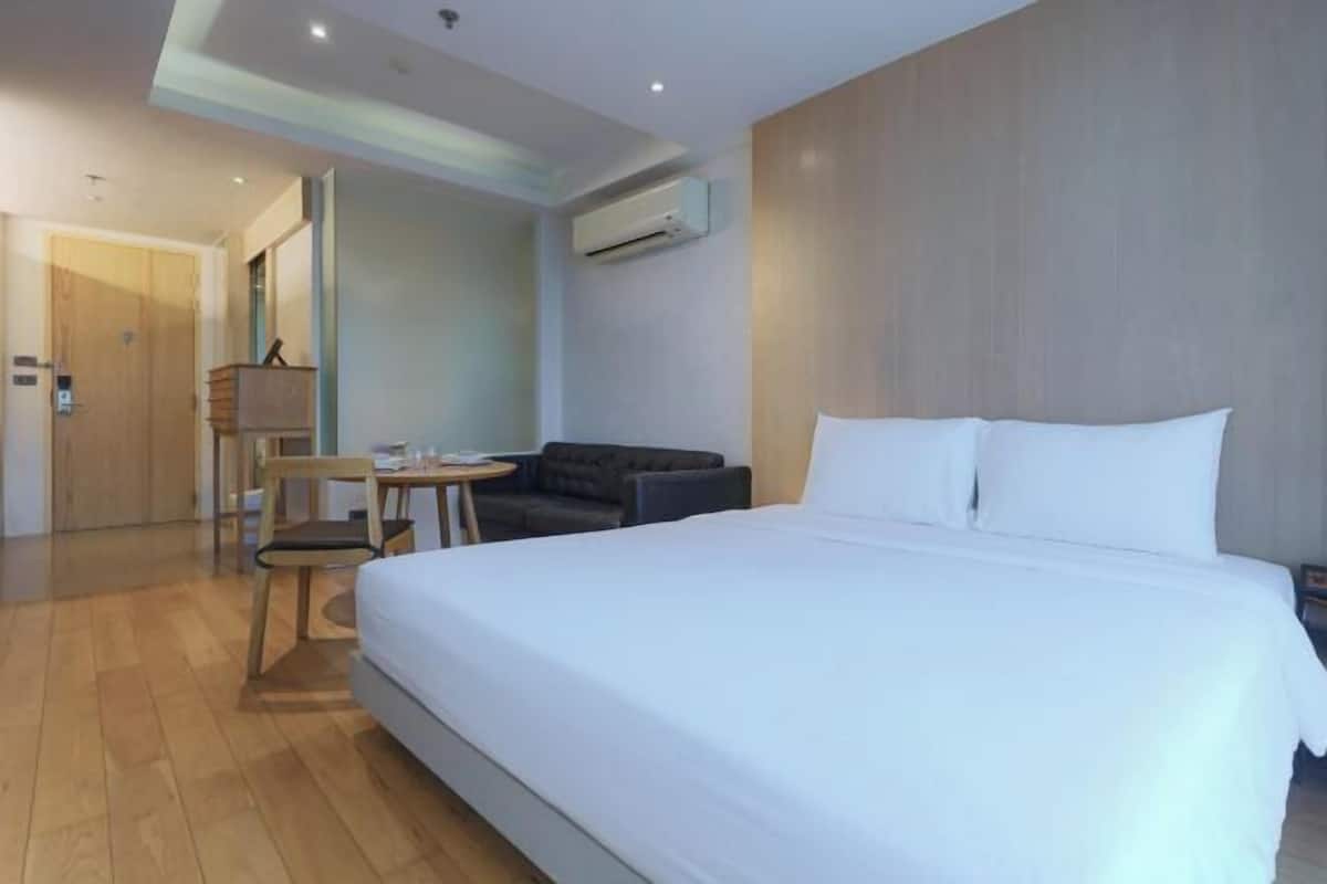 Caja de seguridad en la habitación, escritorio y cortinas blackout