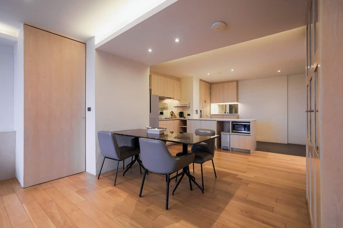 Luxury Hillview Corner Suite - 2 Bedroom | Coin séjour | Télévision LED