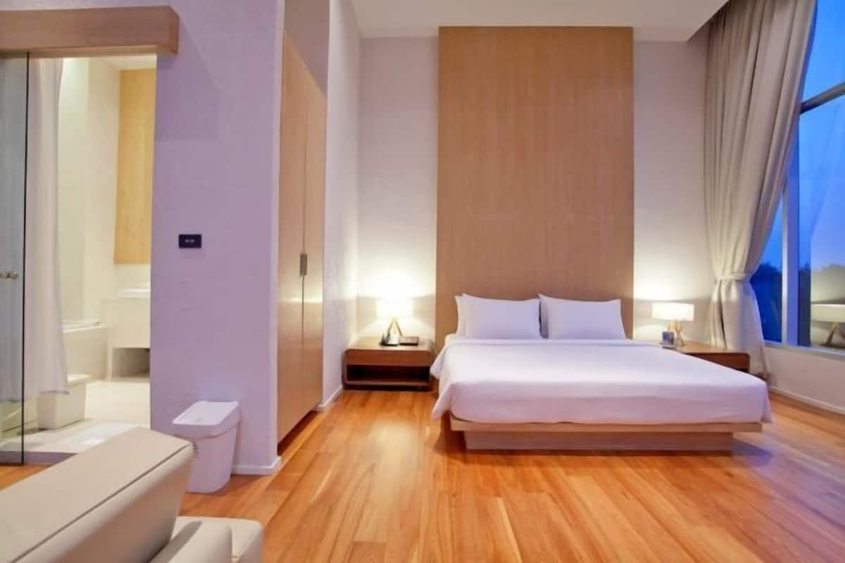 1 habitación, caja de seguridad en la habitación y escritorio