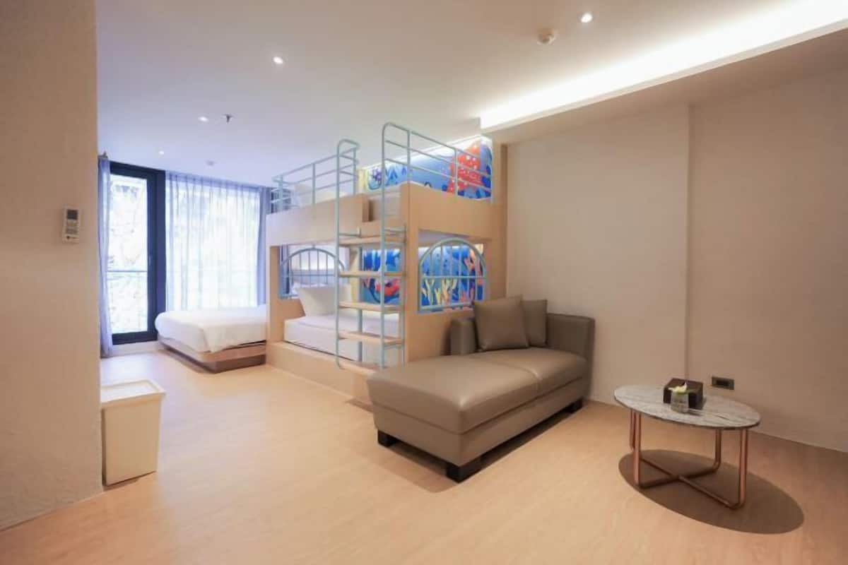 1 habitación, caja de seguridad en la habitación y escritorio