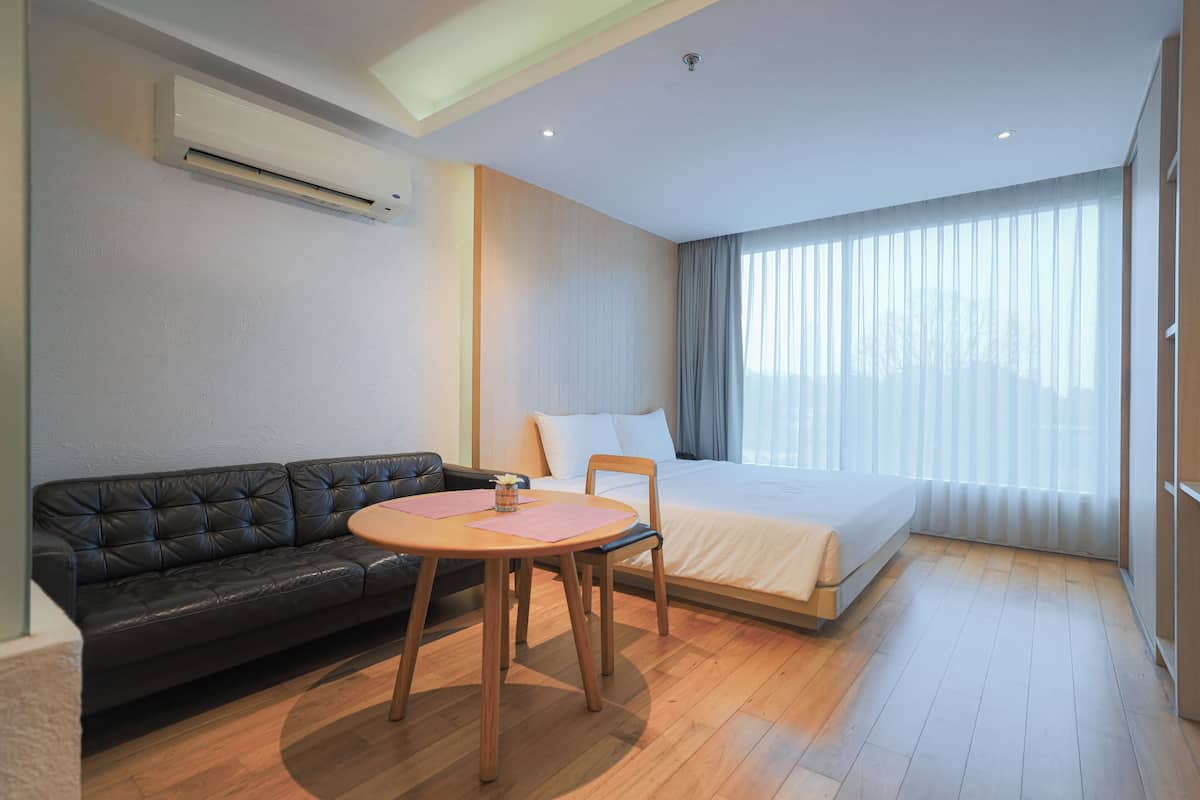 Estudio de lujo | 1 habitación, caja de seguridad en la habitación y escritorio