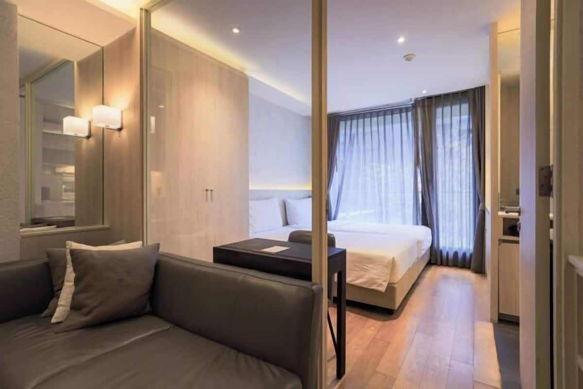 1 habitación, caja de seguridad en la habitación y escritorio