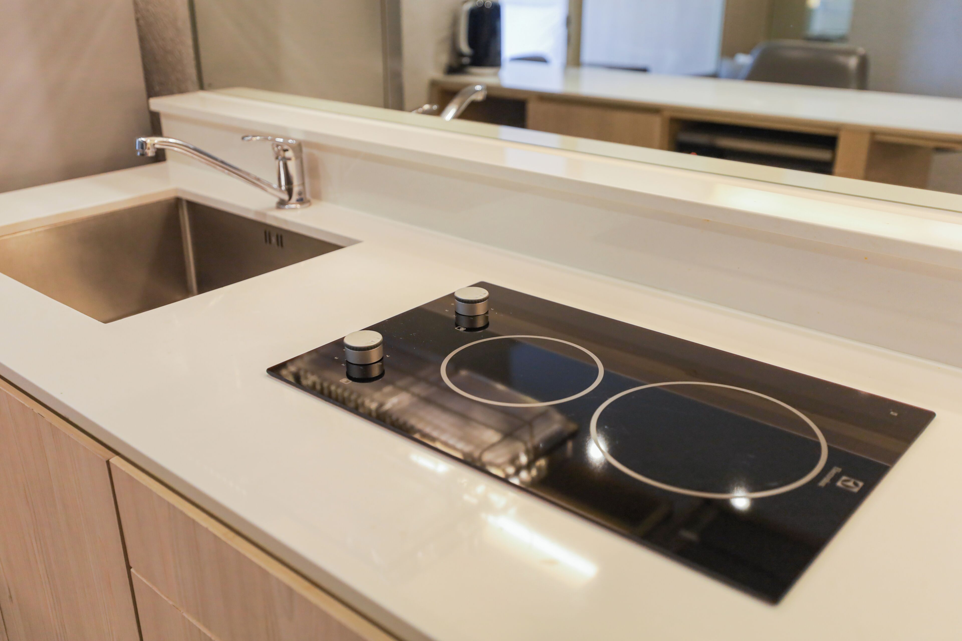 Een moderne keuken met een ingebouwde kookplaat, een spoelbak en een aanrecht.