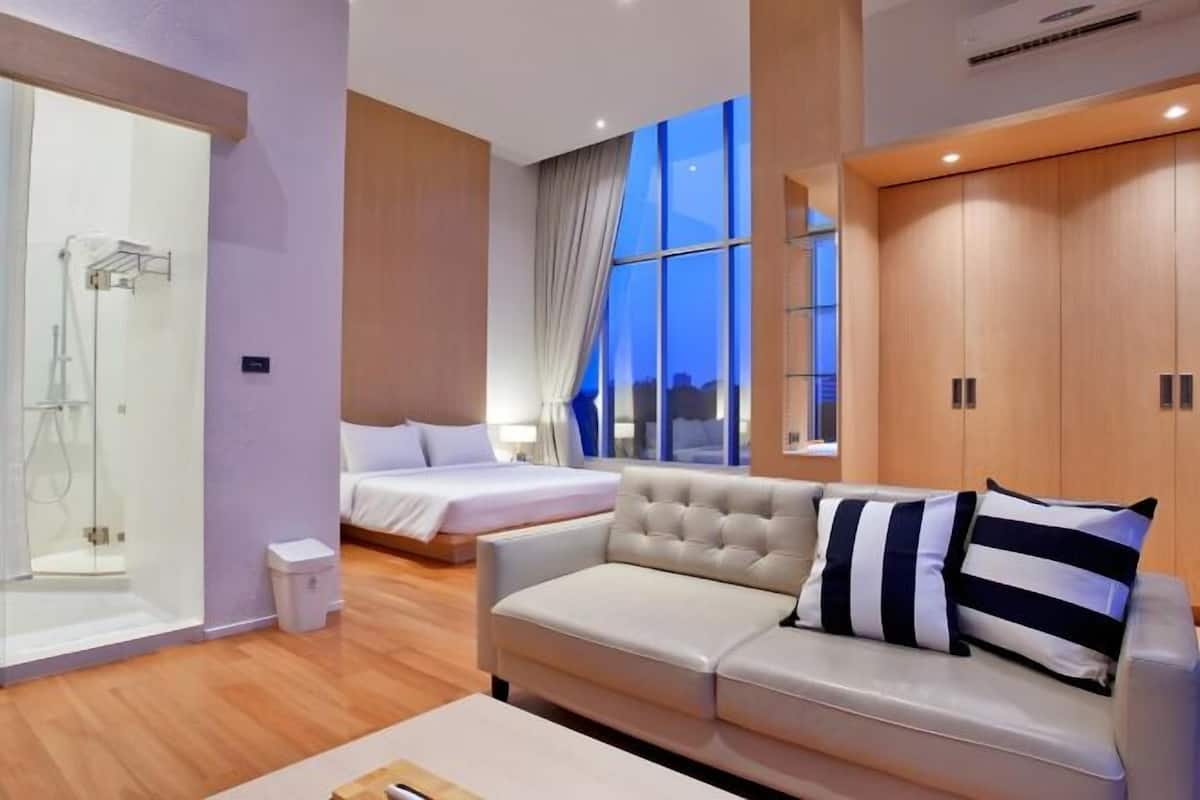 Caja de seguridad en la habitación, escritorio y cortinas blackout