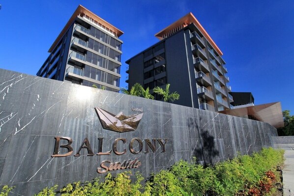 Un edificio con un cartel que dice "BALCONY Seaside".
