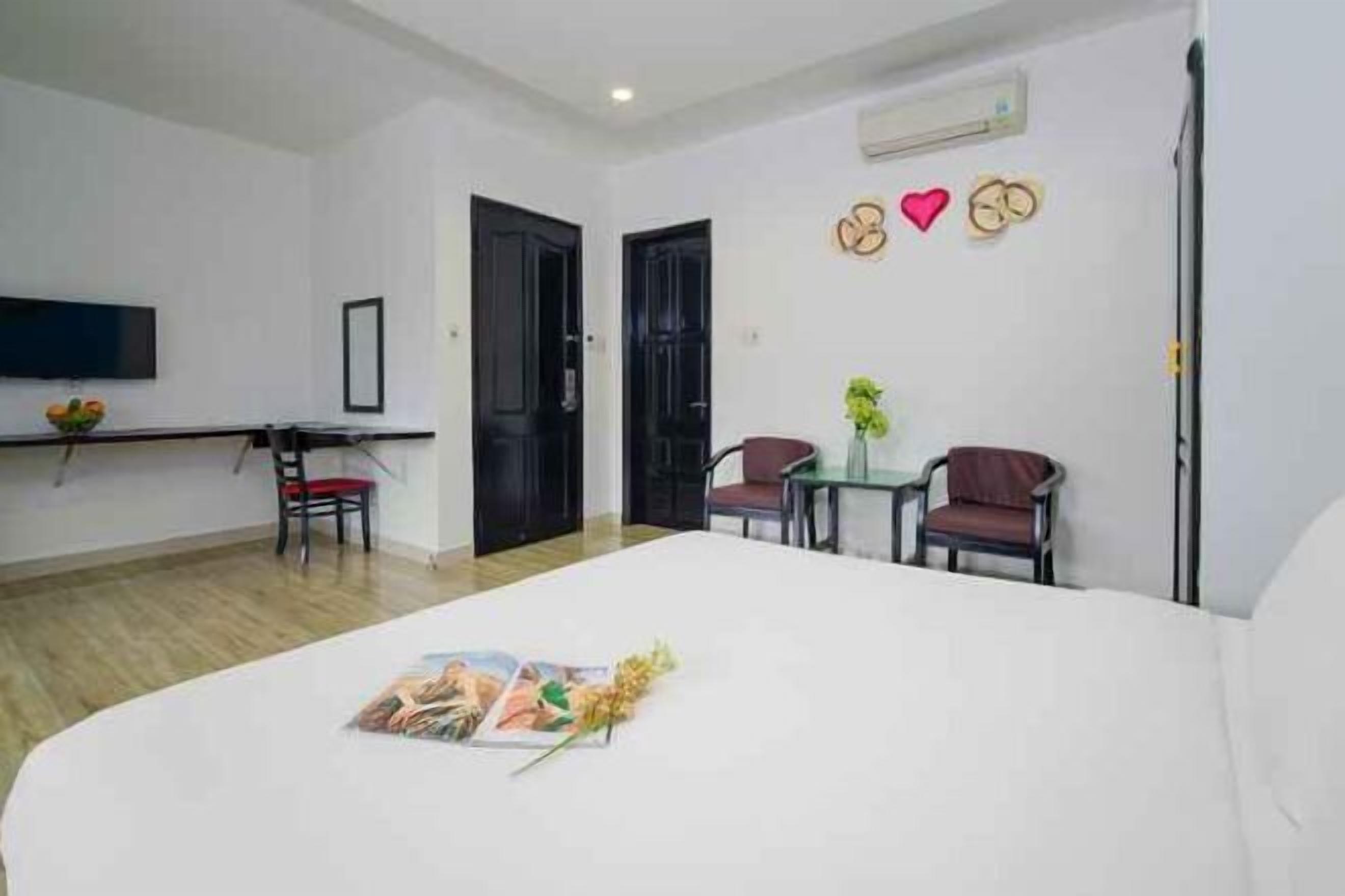 Minibar, muebles diferentes y escritorio 