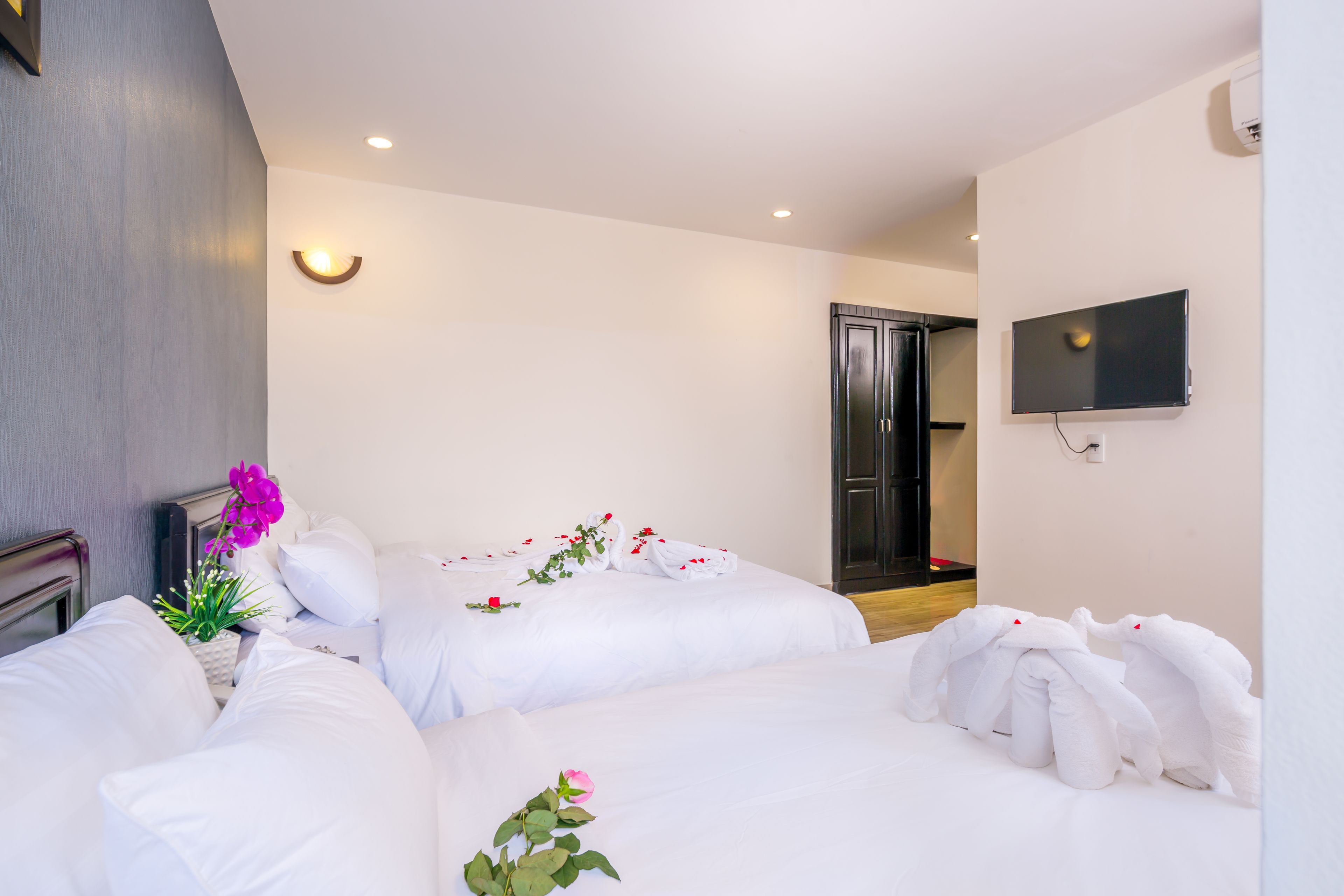 deluxe triple room, 1 bedroom, non smoking | living room | 32-inch lcd tv with cable channels, tv