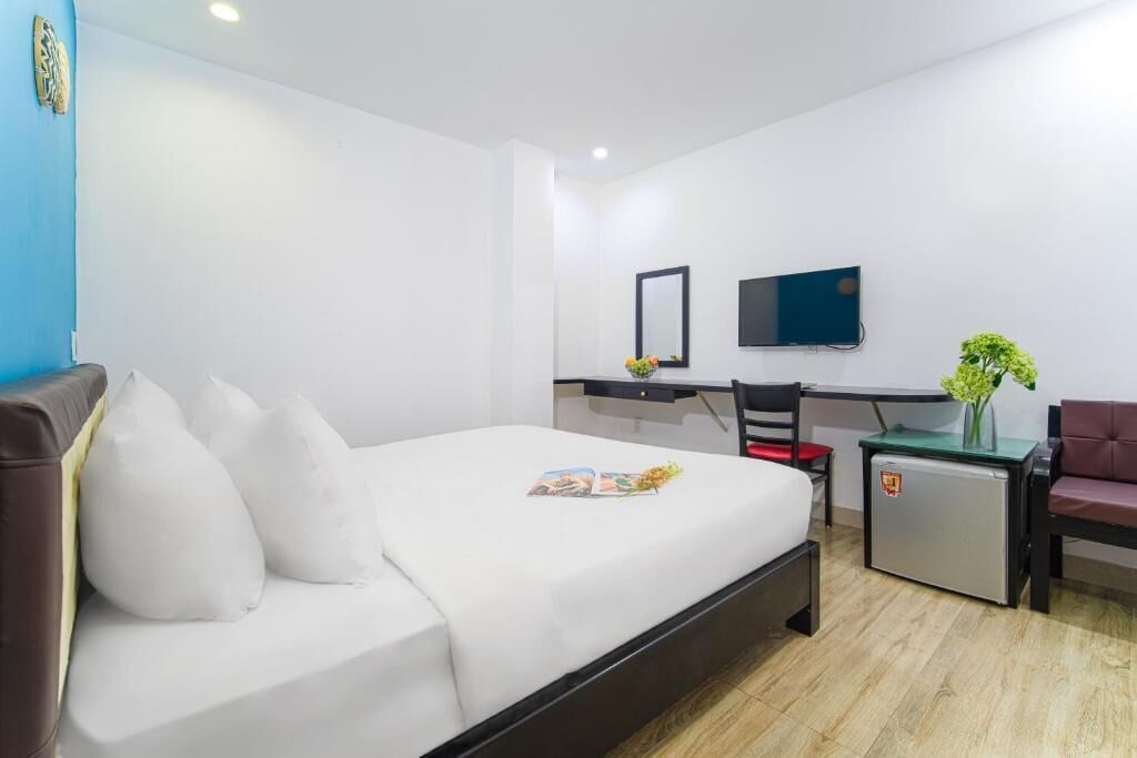Minibar, muebles diferentes y escritorio 