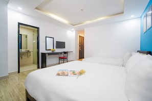 Quarto quádruplo superior, 2 camas Queen | Frigobar, individualmente mobiliados, escrivaninha