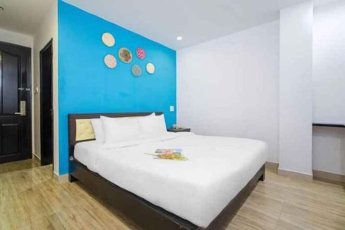 Minibar, muebles diferentes y escritorio