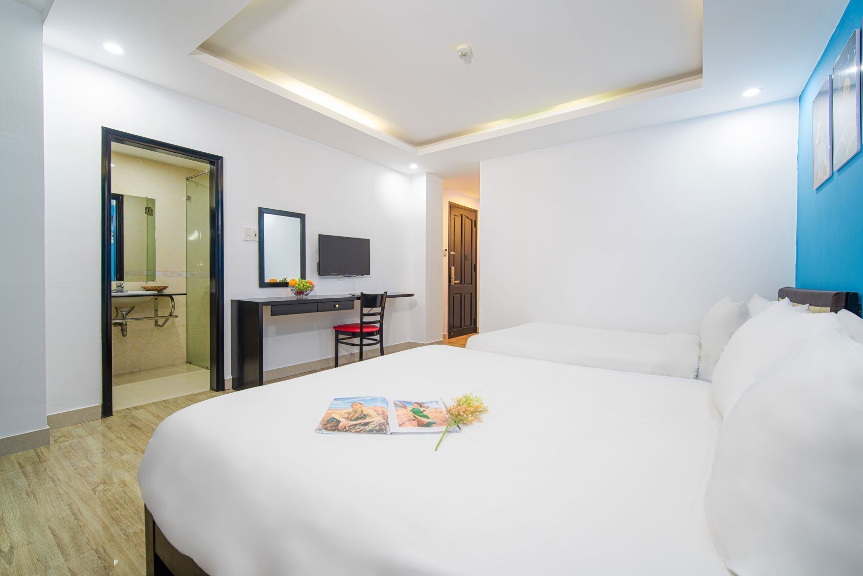 Minibar, muebles diferentes y escritorio 
