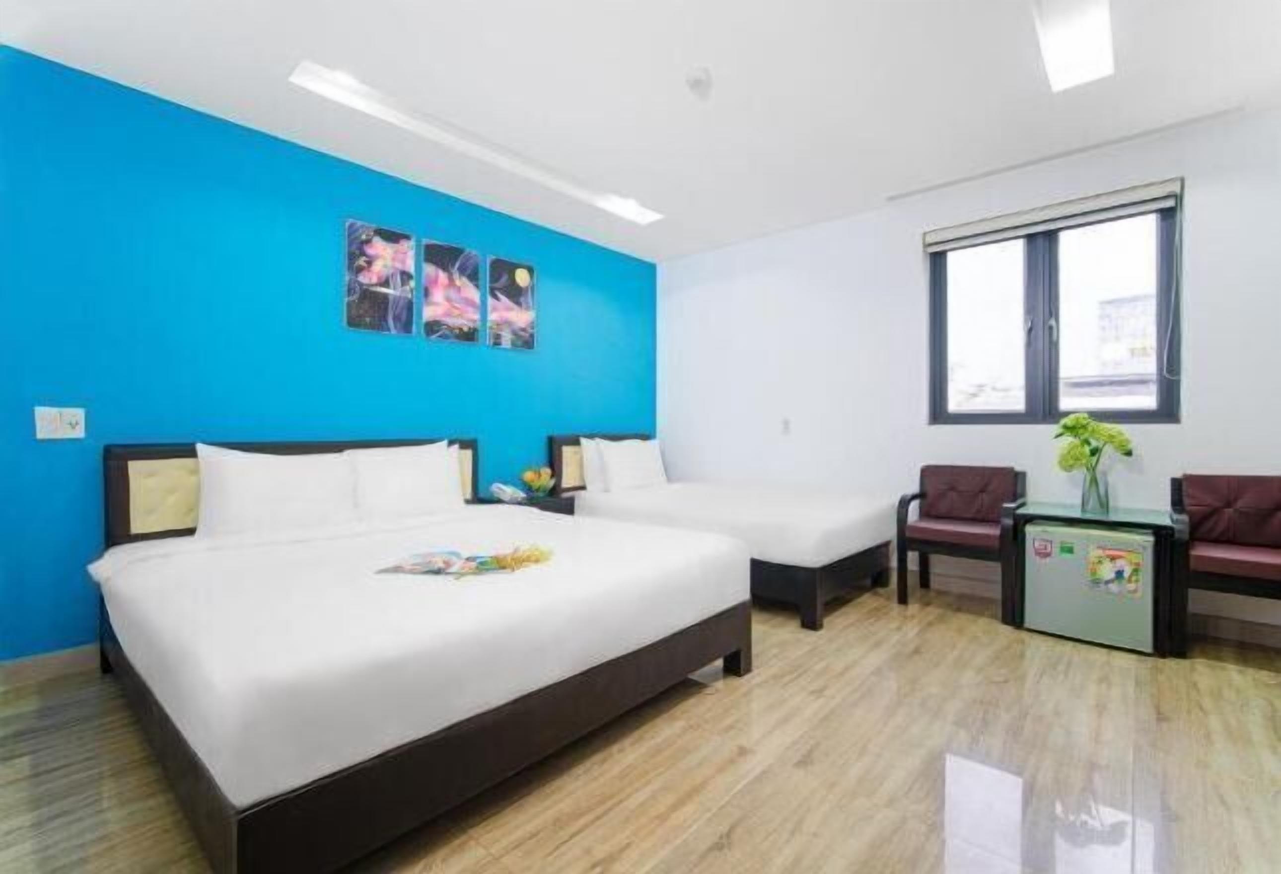 Minibar, muebles diferentes y escritorio 