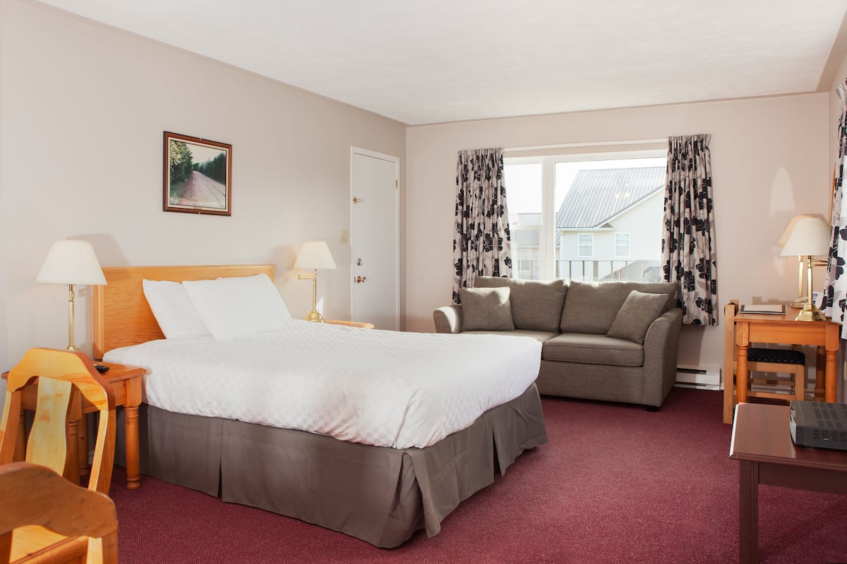 housekeeping unit- full kitchen | coffee and/or coffee maker