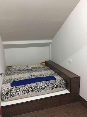 In-room safe, soundproofing, free WiFi, bed sheets