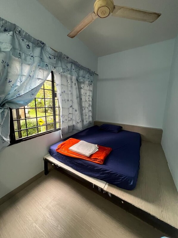 Kahden hengen standard-huone, 1 keskisuuri parisänky | Tallelokero huoneessa, äänieristys, ilmainen Wi-Fi, vuodevaatteet