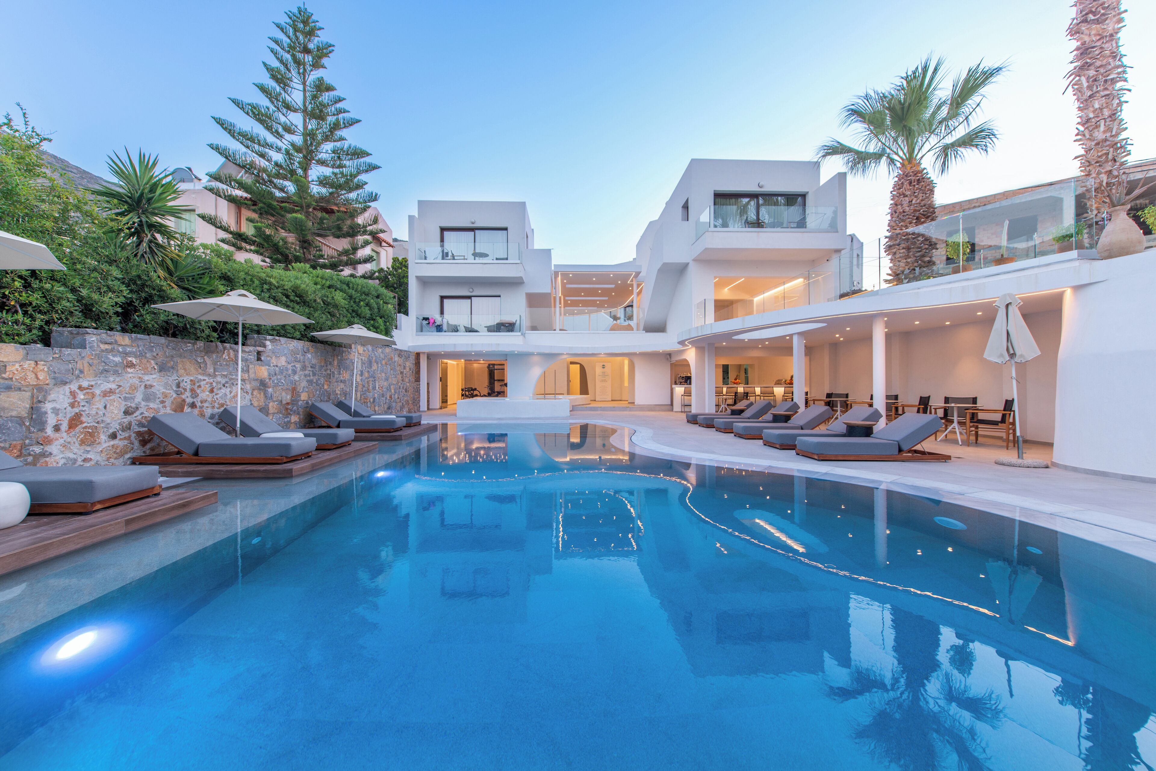 2 piscinas al aire libre, sombrillas, sillones reclinables de piscina