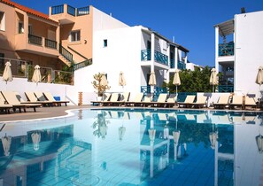 2 piscines extérieures, parasols de plage, chaises longues