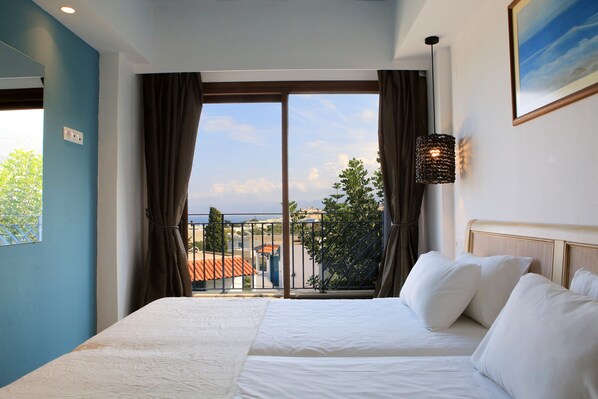 Frette Italian sheets, premium bedding, in-room safe - Mika Villas & Suites (Hersonissos)