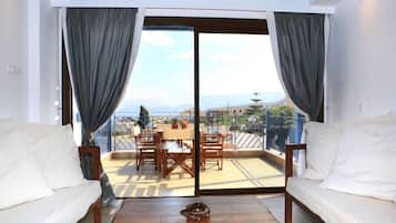Family Apartment, 3 Bedrooms | 1 bedroom, Frette Italian sheets, premium bedding, in-room safe