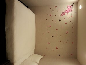 標準雙人房 | 房內夾萬、摺床/加床 (收費)、免費 Wi-Fi