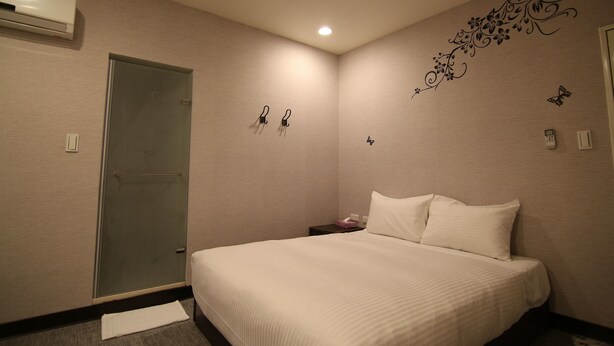 In-room safe, rollaway beds, free WiFi - Holiday Fun (Taipei)