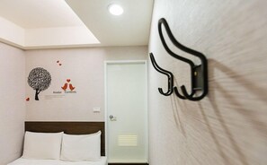 In-room safe, rollaway beds, free WiFi - Holiday Fun (Taipei)
