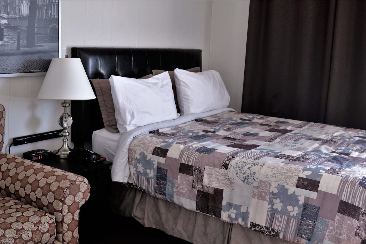 Standard Room, 1 Queen Bed | Premium bedding, desk, rollaway beds (surcharge), WiFi (free)