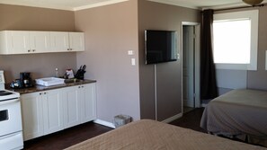 Classic Room | Private kitchenette | Fridge, microwave, coffee/tea maker
