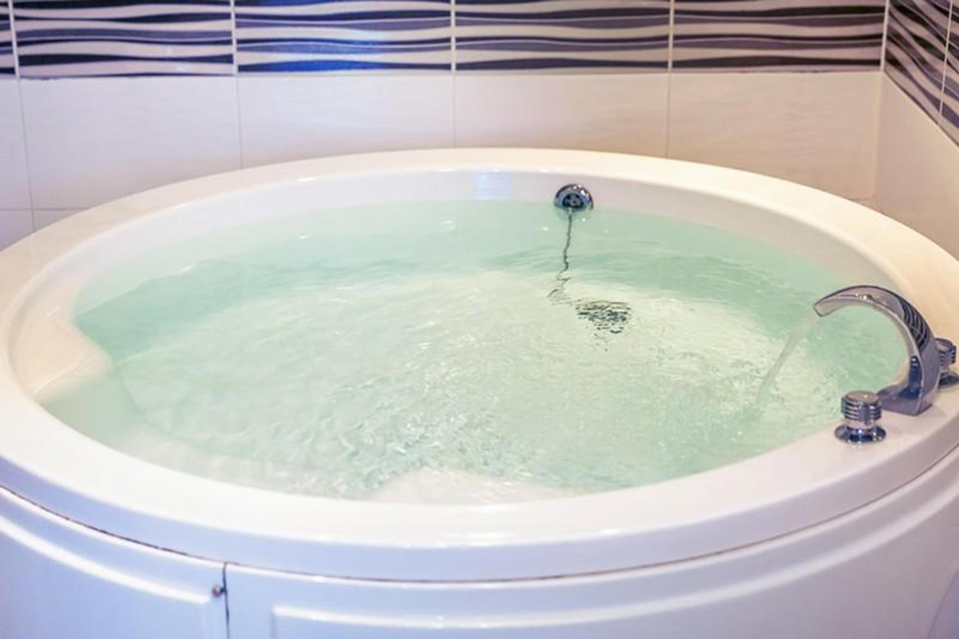 twin suite | bathroom | combined shower/bathtub, free toiletries, hair dryer, bathrobes