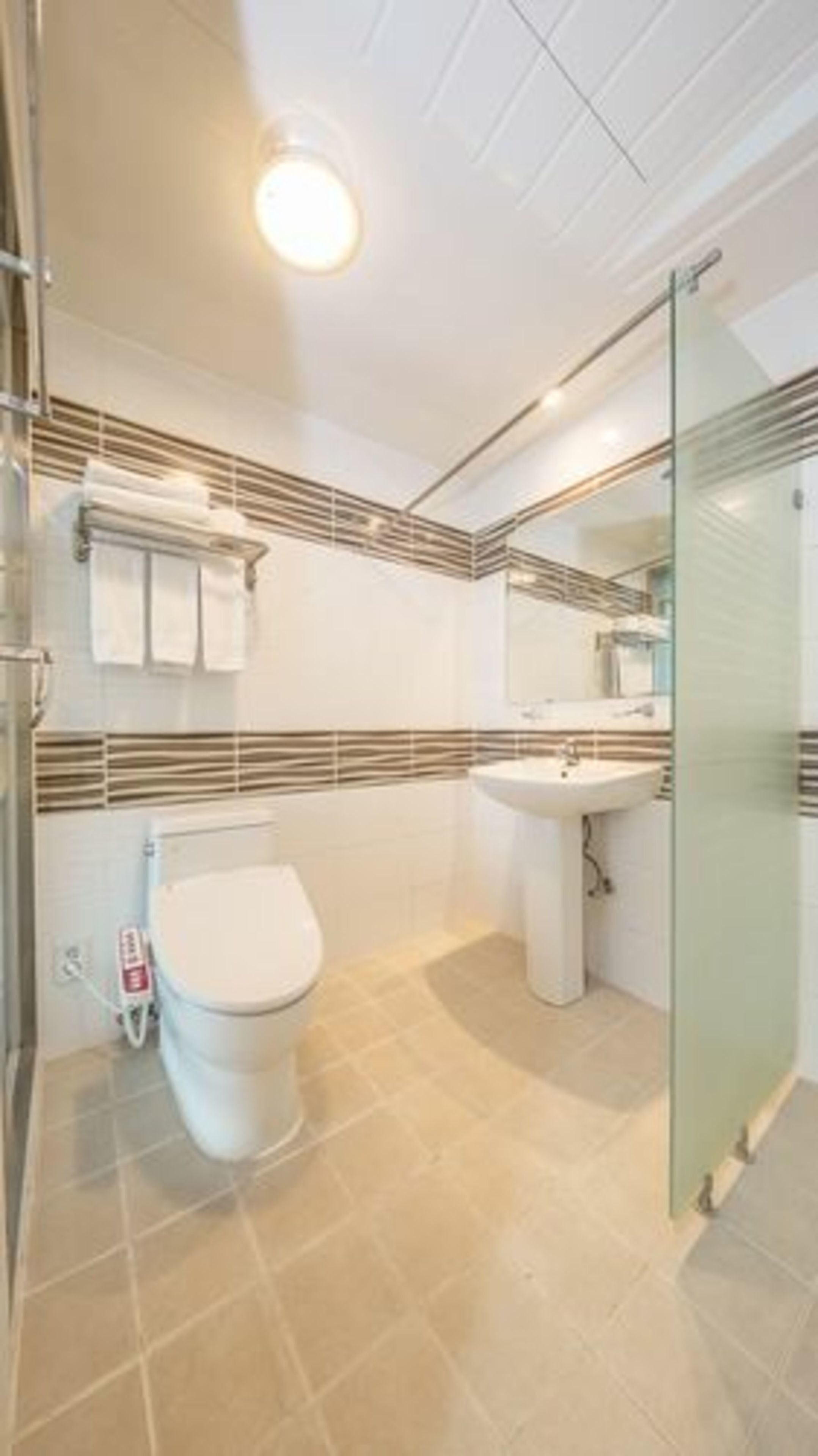 twin room | bathroom | combined shower/bathtub, free toiletries, hair dryer, bathrobes