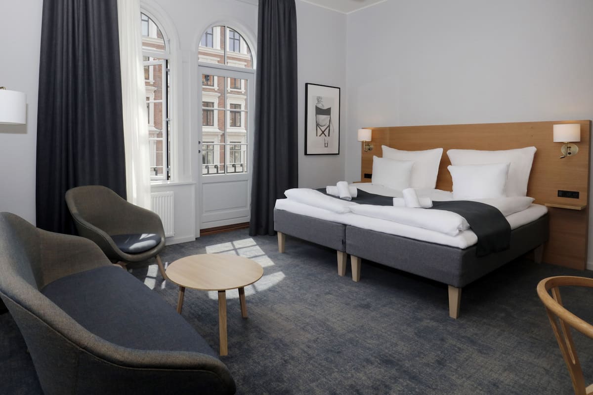 Superior Deluxe Double Room, Canal View | 객실 내 금고, 책상, 다리미/다리미판, 무료 WiFi