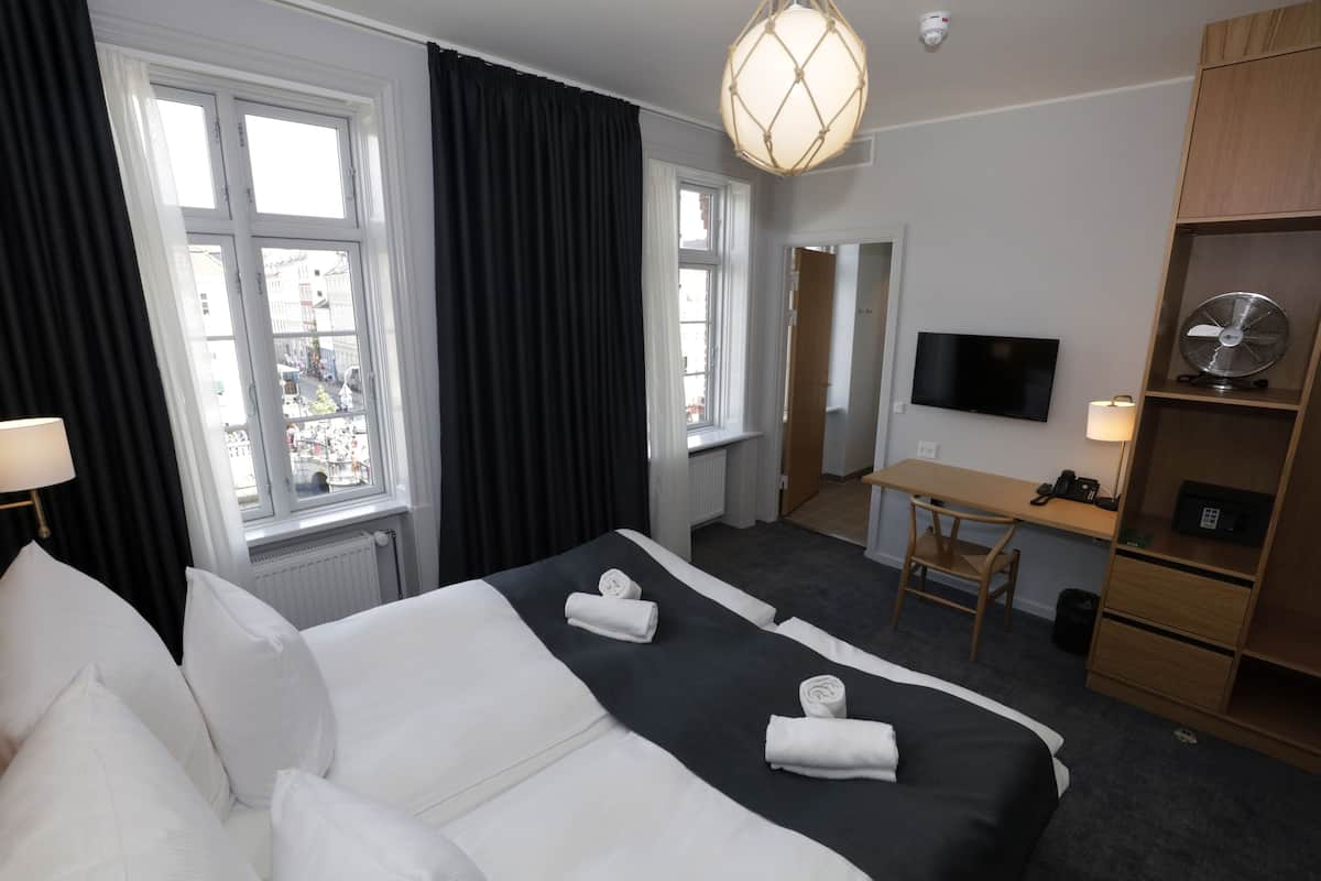 Tweepersoonskamer, uitzicht op kanaal | Een kluis op de kamer, een bureau, een strijkplank/strijkijzer