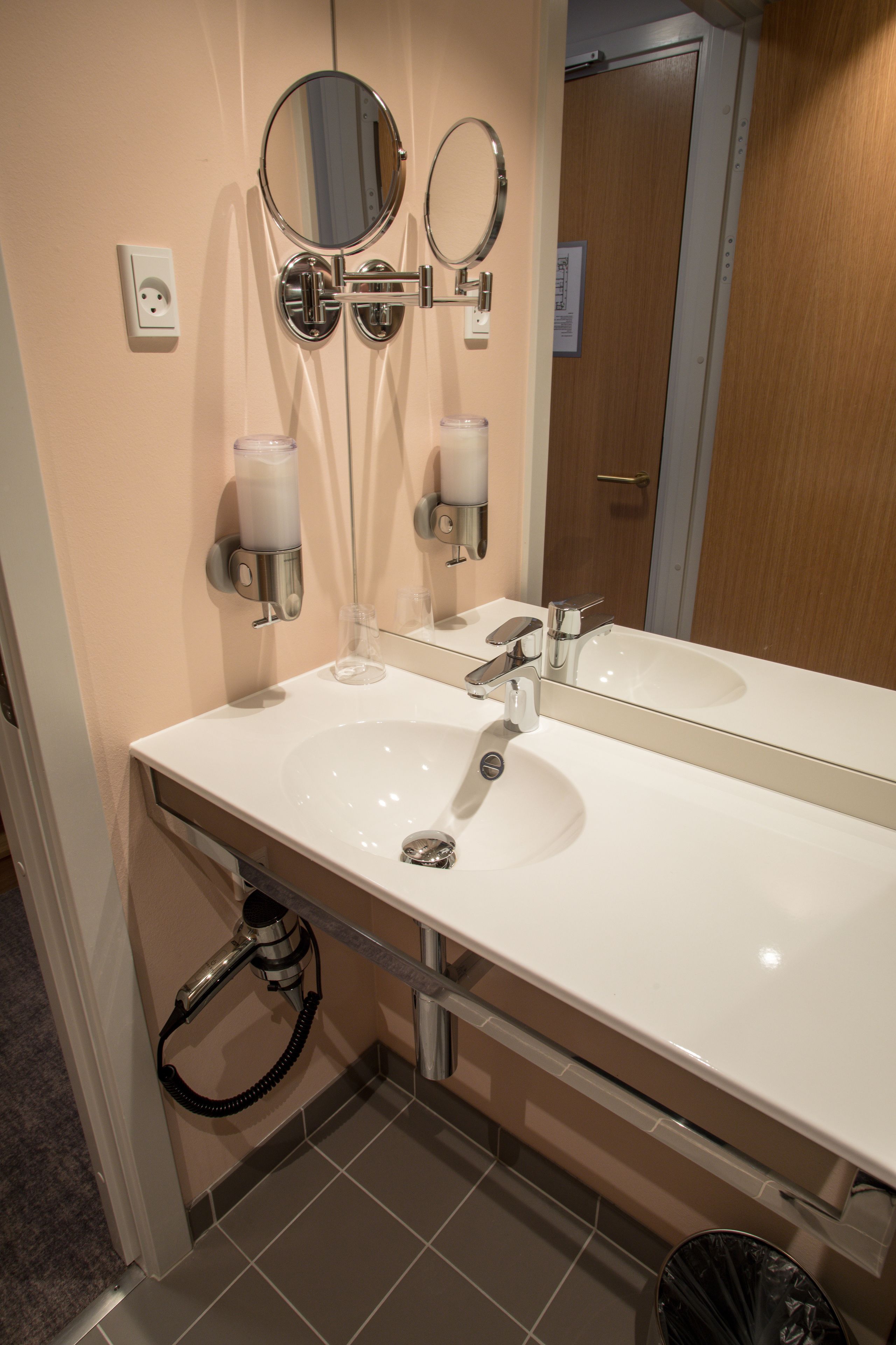 standard double room | in-room safe, desk, iron/ironing board, free wifi