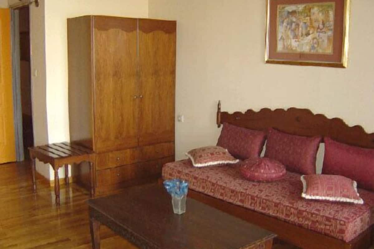 standard room | living area | 28-inch flat-screen tv with digital channels, tv