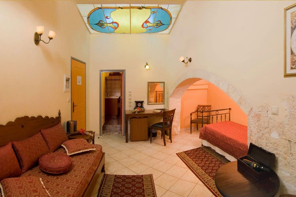 Suite, vista città | Una cassaforte in camera, con stile personalizzato