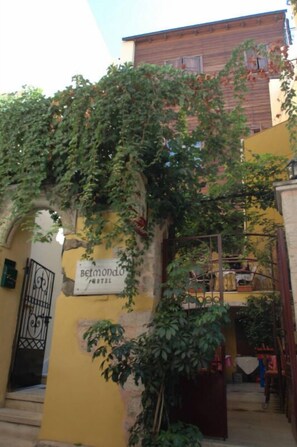 Vista frontal de la propiedad