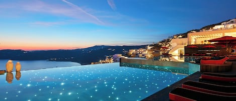 Sæsonbestemt udendørs pool, parasoller, liggestole