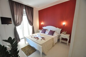 Vierpersoonskamer | Een minibar, een kluis op de kamer, gratis babybedden
